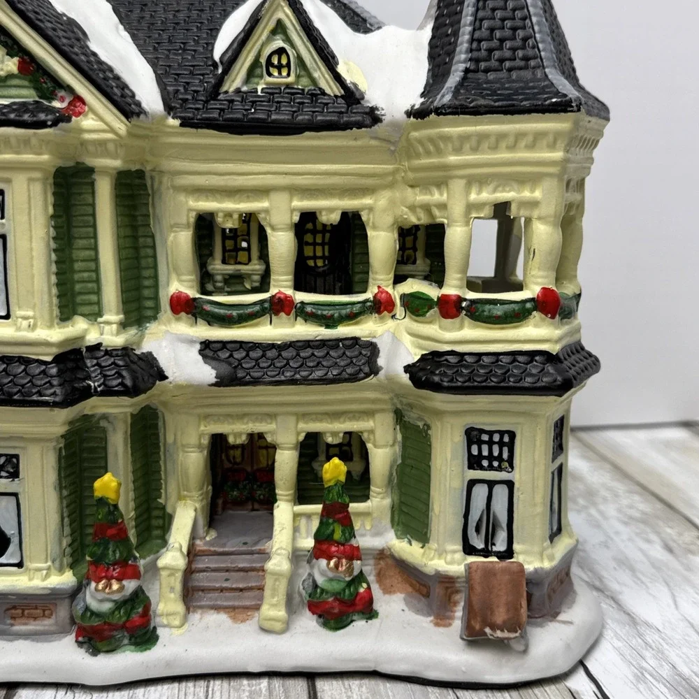 Holiday inspirations Town Series Cliffside Lighted House‎ 2007